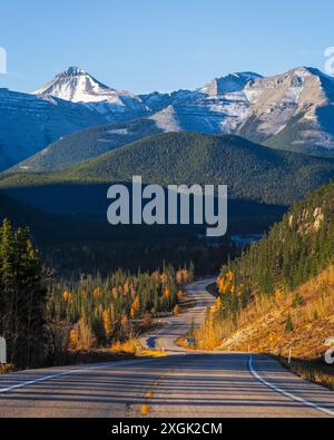 Route de montagne pittoresque serpentant à travers une vallée dans les rocheuses canadiennes par une journée ensoleillée d'automne Banque D'Images