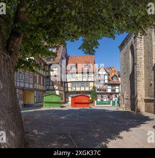 Cour de l'église (Marktkirchhof) située Benedicti dans la vieille ville de Quedlinburg, Saxe-Anhalt, Allemagne. Anciennes maisons traditionnelles à colombages. Banque D'Images