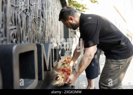 Kiev, Ukraine. 09 juillet 2024. Le président ukrainien Volodymyr Zelenskyy et la première dame Olena Zelenska placent une gaine de blé pour honorer les victimes des régimes totalitaires au Mémorial aux victimes de l'Holodomor, le 9 juillet 2024 à Kiev, en Ukraine. Après la cérémonie, Zelenskyy est parti pour le 75e Sommet de l'OTAN à Washington. Crédit : Présidence ukrainienne/Bureau de presse présidentiel ukrainien/Alamy Live News Banque D'Images