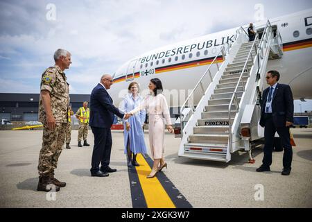 Annalena Baerbock Buendnis 90/Die Gruenen, Bundesaussenministerin, wird BEI ihrer Ankunft auf dem Dulles International Airport von Andreas Michaelis, Botschafter der Bundesrepublik Deutschland in den Vereinigten Staaten von Amerika, begruesst. Baerbock reist zum Gipfeltreffen der NATO à Washington. Washington, 09.07.2024. Fotografiert im Auftrag des Auswaertigen Amtes Washington Etats-Unis *** Annalena Baerbock Buendnis 90 Die Gruenen , ministre fédéral des Affaires étrangères, est accueillie à son arrivée à l'aéroport international de Dulles par Andreas Michaelis, ambassadeur de la République fédérale d'Allemagne Banque D'Images