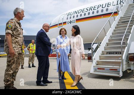 Annalena Baerbock Buendnis 90/Die Gruenen, Bundesaussenministerin, wird BEI ihrer Ankunft auf dem Dulles International Airport von Andreas Michaelis, Botschafter der Bundesrepublik Deutschland in den Vereinigten Staaten von Amerika, begruesst. Baerbock reist zum Gipfeltreffen der NATO à Washington. Washington, 09.07.2024. Fotografiert im Auftrag des Auswaertigen Amtes Washington Etats-Unis *** Annalena Baerbock Buendnis 90 Die Gruenen , ministre fédéral des Affaires étrangères, est accueillie à son arrivée à l'aéroport international de Dulles par Andreas Michaelis, ambassadeur de la République fédérale d'Allemagne Banque D'Images