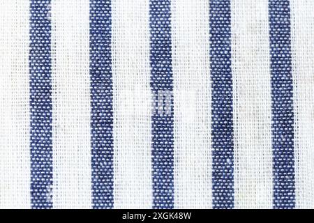 Texture d'un tissu rayé bleu et blanc. Les bandes sont verticales et le fond blanc Banque D'Images