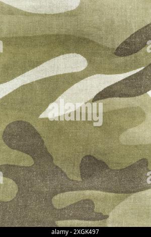 Gros plan d'un morceau de tissu de camouflage. Le tissu est un mélange de brun et de blanc, avec un motif qui ressemble à un motif de camouflage. Banque D'Images