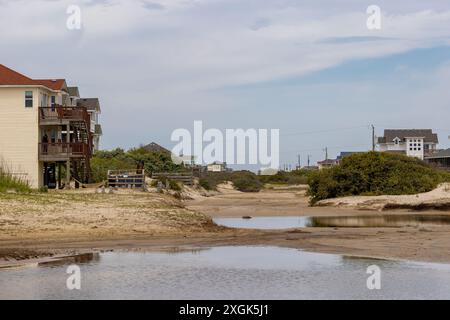 Maisons sur une plage de quatre roues où les chevaux espagnols sauvages errent à Corolla Island, dans Outer Banks, Caroline du Nord, États-Unis. Banque D'Images