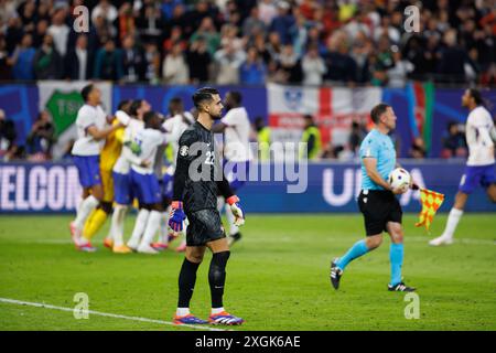 Diogo Costa vu avec les joueurs France célébrant dans le fond lors du match UEFA Euro 2024 entre les équipes nationales du Portugal et de France à Volks Banque D'Images