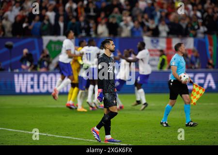 Diogo Costa vu avec les joueurs France célébrant dans le fond lors du match UEFA Euro 2024 entre les équipes nationales du Portugal et de France à Volks Banque D'Images