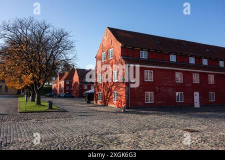 COPENHAGUE, DANEMARK - 28 OCTOBRE 2014 : bâtiments rouges Kastellet à Copenhague, Danemark au coucher du soleil Banque D'Images