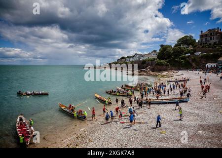 GB - DEVON : se préparer pour la régate Gig à travers Torbay à Breakwater Beach, Brixham, Devon, Royaume-Uni (06 juillet 2024, © Edmund Nagele FRPS Banque D'Images