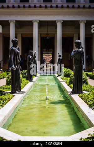 Pacific Palisades, Californie États-Unis - 12 avril 2017 : sculptures noires bordent la piscine de fontaine à la villa romaine du Getty Villa Museum. Banque D'Images