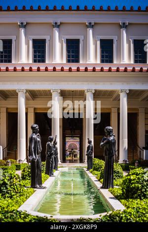 Pacific Palisades, Californie États-Unis - 12 avril 2017 : sculptures noires alignent la piscine de fontaine à la villa romaine du Getty Villa Museum à Pacific Palisades. Banque D'Images