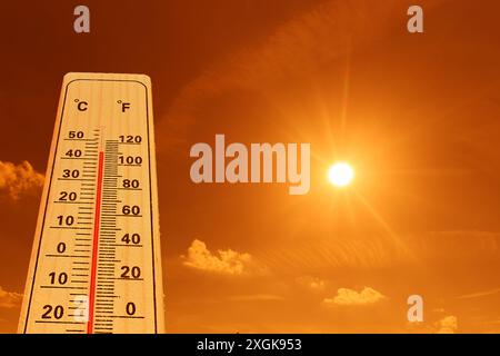 Hot si concept. Un thermomètre montrant des températures élevées sous un soleil brillant et intense. Banque D'Images