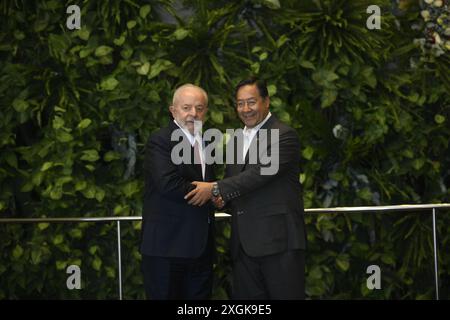 Santa Cruz, Bolivie. 09 juillet 2024. Luiz Inacio Lula da Silva (g), Président du Brésil, et Luis Arce, Président de la Bolivie, se serrent la main pendant leur rencontre. Crédit : Diejo Tejerina/dpa/Alamy Live News Banque D'Images