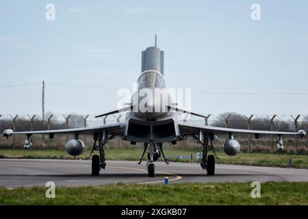 Un Eurofighter FGR4 de la Royal Air Force avec l'aérofrein a déployé des taxis à la RAF Lossiemouth. Banque D'Images