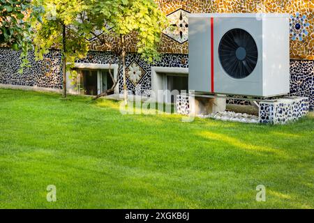 Unité de pompe à chaleur dans un cadre de jardin vibrant Banque D'Images