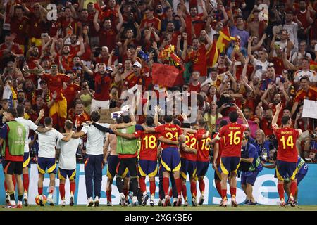 MUNICH - (de gauche à droite) Martin Zubimendi d'Espagne, Mikel Oyarzabal d'Espagne, Jesus Navas d'Espagne, Dani Olmo d'Espagne, Rodri d'Espagne, Aymeric Laporte, de l'Espagne, célèbre la victoire avec les supporters lors de la demi-finale de l'UEFA EURO 2024 entre l'Espagne et la France au Munich Football Arena le 9 juillet 2024 à Munich, en Allemagne. ANP | Hollandse Hoogte | Maurice van Steen Banque D'Images