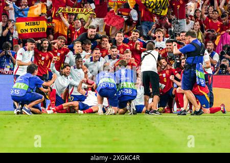 Munich, pays-Bas. 09 juillet 2024. MUNICH, PAYS-BAS - 9 JUILLET : joueurs espagnols célébrant la victoire, Nacho Fernandez d'Espagne, Mikel Oyarzabal d'Espagne, Daniel Vivian d'Espagne, Martin Zubimendi d'Espagne, Marc Cucurella d'Espagne célébrant la victoire lors de la demi-finale de l'UEFA EURO 2024 entre l'Espagne et la France au Munich Football Arena le 9 juillet 2024 à Munich, pays-Bas. (Photo par Andre Weening/Orange Pictures) crédit : Orange pics BV/Alamy Live News Banque D'Images