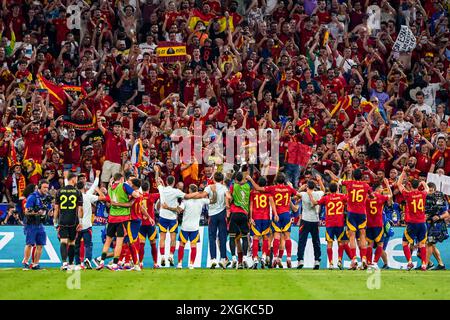 MUNICH, PAYS-BAS - 9 JUILLET : joueurs espagnols célébrant la victoire, Nacho Fernandez d'Espagne, Mikel Oyarzabal d'Espagne, Daniel Vivian d'Espagne, Martin Zubimendi d'Espagne, Marc Cucurella d'Espagne célébrant la victoire lors de la demi-finale de l'UEFA EURO 2024 entre l'Espagne et la France au Munich Football Arena le 9 juillet 2024 à Munich, pays-Bas. (Photo par Andre Weening/Orange Pictures) crédit : Orange pics BV/Alamy Live News Banque D'Images