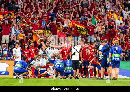 MUNICH, PAYS-BAS - 9 JUILLET : joueurs espagnols célébrant la victoire, Nacho Fernandez d'Espagne, Mikel Oyarzabal d'Espagne, Daniel Vivian d'Espagne, Martin Zubimendi d'Espagne, Marc Cucurella d'Espagne célébrant la victoire lors de la demi-finale de l'UEFA EURO 2024 entre l'Espagne et la France au Munich Football Arena le 9 juillet 2024 à Munich, pays-Bas. (Photo par Andre Weening/Orange Pictures) crédit : Orange pics BV/Alamy Live News Banque D'Images