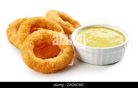 rondelles d'oignon frites et sauce à l'ail isolées sur fond blanc Banque D'Images