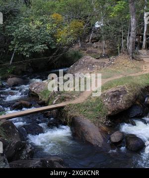 Pont sur les eaux troublées sur la rivière Piracicaba à Joanópolis, Brésil Banque D'Images