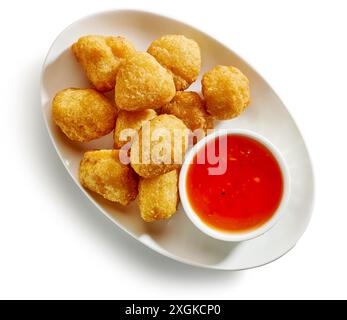 assiette de pépites frites au fromage au chili et sauce isolée sur fond blanc, vue de dessus Banque D'Images