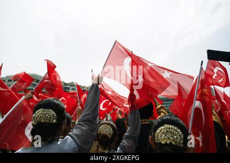 Izmir, Turquie - 19 mai 2024 : de jeunes athlètes marchant avec des drapeaux turcs pendant la Journée de la jeunesse et du sport et les célébrations du jour commémoratif Ataturk à Repub Banque D'Images