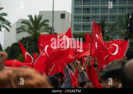 Izmir, Turquie - 19 mai 2024 : de jeunes athlètes marchant avec des drapeaux turcs pendant la Journée de la jeunesse et du sport et les célébrations du jour commémoratif Ataturk à Repub Banque D'Images