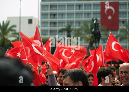 Izmir, Turquie - 19 mai 2024 : de jeunes athlètes marchant avec des drapeaux turcs pendant la Journée de la jeunesse et du sport et les célébrations du jour commémoratif Ataturk à Repub Banque D'Images