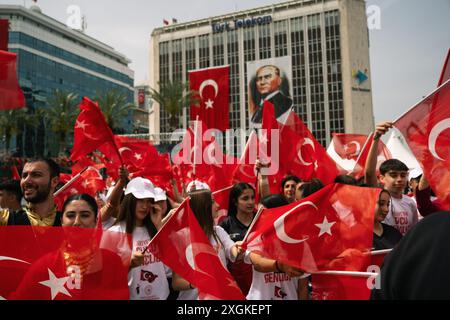 Izmir, Turquie - 19 mai 2024 : de jeunes athlètes marchant avec des drapeaux turcs pendant la Journée de la jeunesse et du sport et les célébrations du jour commémoratif Ataturk à Repub Banque D'Images