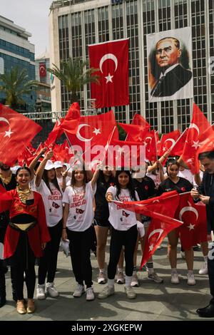 Izmir, Turquie - 19 mai 2024 : de jeunes athlètes marchant avec des drapeaux turcs pendant la Journée de la jeunesse et du sport et les célébrations du jour commémoratif Ataturk à Repub Banque D'Images