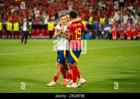 Munich, Allemagne. 09 juillet 2024. Lamine Yamal (19 ans) de l'Espagne en fête avec Fermin Lopez après avoir remporté la demi-finale de l'UEFA Euro 2024 entre l'Espagne et la France à l'Allianz Arena de Munich. Crédit : Gonzales photo/Alamy Live News Banque D'Images