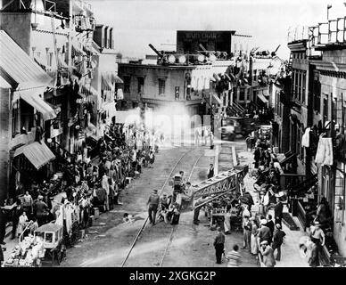 Sur le plateau Candid filmant la scène du ghetto DE NEW YORK à partir d'une grue de caméra non identifiée film sonore Hollywood des années 1930 Banque D'Images