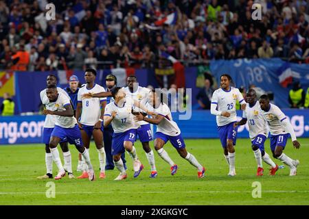 Équipe de France vue en fête après avoir remporté la fusillade au but lors du match UEFA Euro 2024 entre les équipes nationales du Portugal et de France à Volksparks Banque D'Images