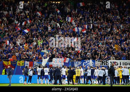 Équipe de France vue en fête après avoir remporté la fusillade au but lors du match UEFA Euro 2024 entre les équipes nationales du Portugal et de France à Volksparks Banque D'Images