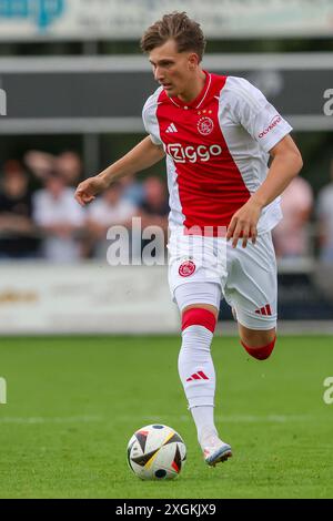 Oldebroek, pays-Bas. 09 juillet 2024. OLDEBROEK, PAYS-BAS - 9 JUILLET : Mika Godts de l'AFC Ajax lors du match amical de pré-saison entre l'AFC Ajax et STVV au Sportpark Bovenmolen le 9 juillet 2024 à Oldebroek, pays-Bas. (Photo de Ben Gal/Orange Pictures) crédit : Orange pics BV/Alamy Live News Banque D'Images