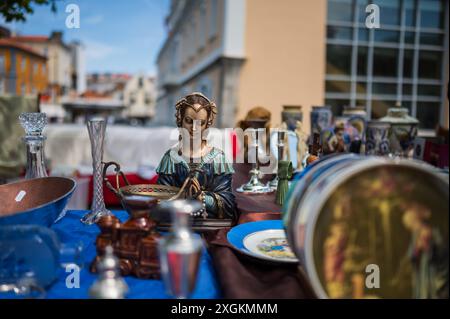 Rue et marché aux puces à Aveiro, Portugal Banque D'Images