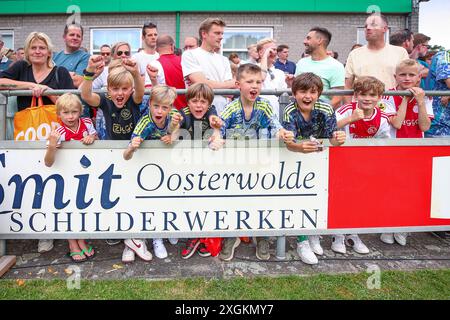 Oldebroek, pays-Bas. 09 juillet 2024. OLDEBROEK, PAYS-BAS - 9 JUILLET : ajaxfans lors du match amical de pré-saison entre AFC Ajax et STVV au Sportpark Bovenmolen le 9 juillet 2024 à Oldebroek, pays-Bas. (Photo de Ben Gal/Orange Pictures) crédit : Orange pics BV/Alamy Live News Banque D'Images