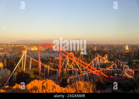 Vue sur Knott's Berry Farm et ses environs depuis Sky Cabin à Buena Park, Californie Banque D'Images