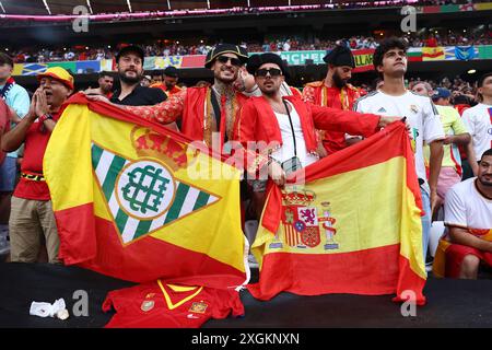 Munich, Allemagne. 09 juillet 2024. Les supporters espagnols arborent des drapeaux lors de la demi-finale de l'UEFA Euro 2024 au Munich Football Arena, en Allemagne, le 9 juillet 2024. Chris Brunskill/UPI crédit : UPI/Alamy Live News Banque D'Images