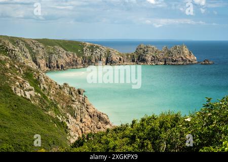 Porthcurno Beach est niché sur la côte sud de la péninsule de Penwith en Cornouailles, avec une eau cristalline et du sable doré enjambant la plage. Banque D'Images