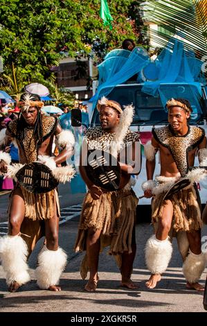 Dans la Street Parade Carnaval International dans les Seychelles, Victoria, Mahe, Seychelles, océan Indien. Banque D'Images