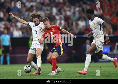 Dani Olmo (Espagne)Adrien Rabiot (France) Aurelien Tchouameni (France) lors du match UEFA Euro Allemagne 2024 entre Espagne 2-1 France au Munich Football Arena le 09 juillet 2024 à Munich, Allemagne. Crédit : Maurizio Borsari/AFLO/Alamy Live News Banque D'Images