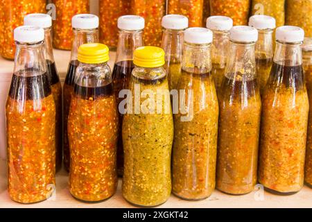 Bouteilles de sauce piquante à Sir Selwyn Selwyn - Clarke Market, Victoria, Mahé, République des Seychelles, Océan Indien. Banque D'Images