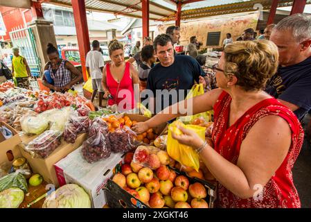 Légumes et fruits au Sir Selwyn Selwyn - Clarke Market, Victoria, Mahé, République des Seychelles, Océan Indien. Banque D'Images