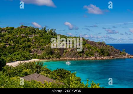 Petite Anse Beach au four Seasons Resort, Mahé, République des Seychelles, Océan Indien. Banque D'Images