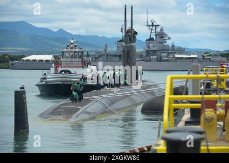 Les marins à bord du sous-marin d'attaque de classe Los Angeles USS Topeka (SSN 754) se préparent à quitter la base interarmées Pearl Harbor-Hickam, Hawaï, pour commencer la phase d'intégration des forces de l'exercice Rim of the Pacific (RIMPAC) 2024, le 8 juillet. Vingt-neuf pays, 40 navires de surface, trois sous-marins, 14 forces terrestres nationales, plus de 150 avions et 25 000 membres du personnel participent au RIMPAC dans et autour des îles Hawaï, du 27 juin au 1er août. Le RIMPAC, le plus grand exercice maritime international au monde, offre une occasion de formation unique tout en favorisant et en soutenant les relations de coopération entre les participants Banque D'Images