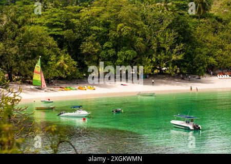 Plage de Port Launay, le parc marin de Port Launay, Mahé, République des Seychelles, océan Indien. Banque D'Images