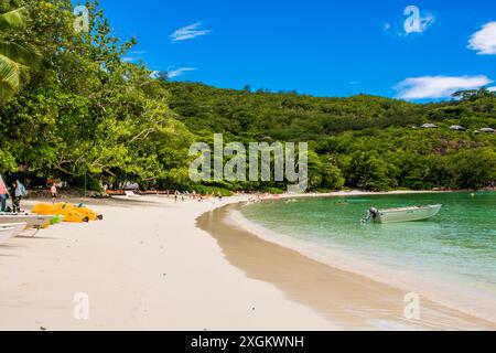 Plage de Port Launay, le parc marin de Port Launay, Mahé, République des Seychelles, océan Indien. Banque D'Images