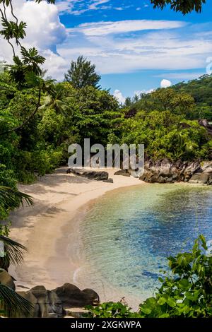 Plage isolée Port Launay Marine Park, Mahé, République des Seychelles, Océan Indien. Banque D'Images