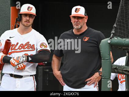 Baltimore, États-Unis. 09 juillet 2024. Ryan O'Hearn (32), premier joueur des Baltimore Orioles, et Brandon Hyde (18 ans), s'entretiennent lors de la première manche à Camden Yards à Baltimore, Maryland, le mardi 9 juillet 2024. Photo de David Tulis/UPI crédit : UPI/Alamy Live News Banque D'Images